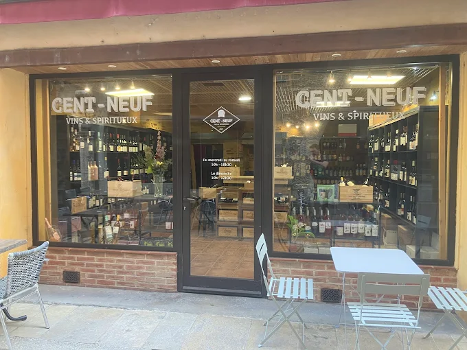 CENT-NEUF Vins & Spiritueux a ouvert ses portes 109, rue Nationale. « On retrouve dans la boutique vins, spiritueux, bières d’ici et d’ailleurs et prochainement des boissons sans alcool. Je vais développer aussi les univers parallèles de mon coeur de métier : verrerie, déco, accessoires… » indique Julien Albarel, le maître des lieux.